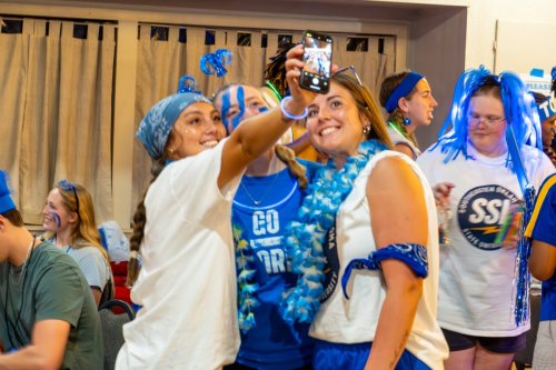 3 students gathered for a selfie photo