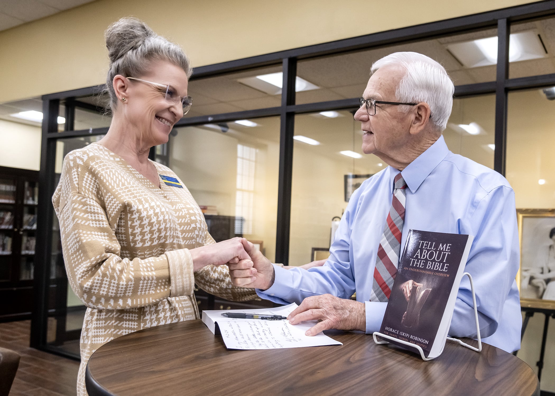 Robinson donates autographed copy of new book to Bennett Library | Southeastern Oklahoma State University - Vimarsana News