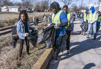 Students volunteer for day of service on MLK Day Thumbnail