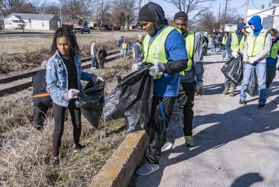 Students volunteer for day of service on MLK Day Thumbnail