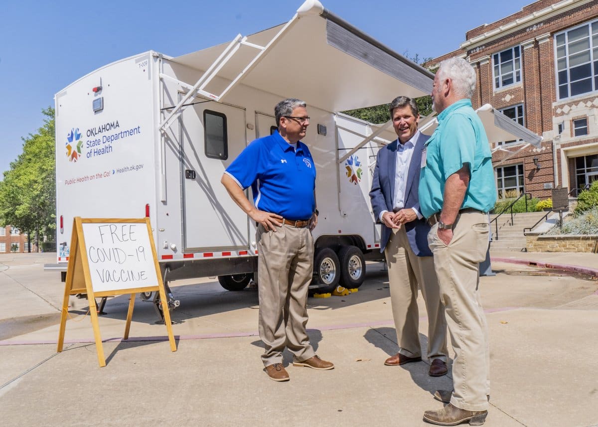 State Secretary of Health visits Southeastern vaccination site banner