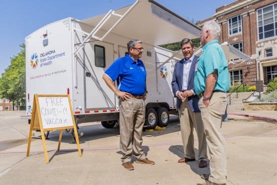 State Secretary of Health visits Southeastern vaccination site Thumbnail